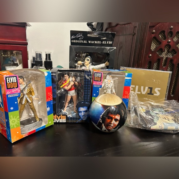 ELVIS PRESLEY MEMORABILIA - Picture 1 of 9